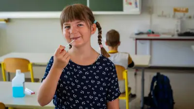 Kind mit neuem Vivalytic SARS-CoV-2 Pooling Test