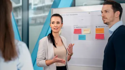 Mitarbeiter an Whiteboard