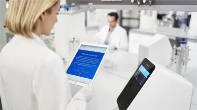 Frau mit Vivasuite auf Tablet vor Vivalytic Plattform